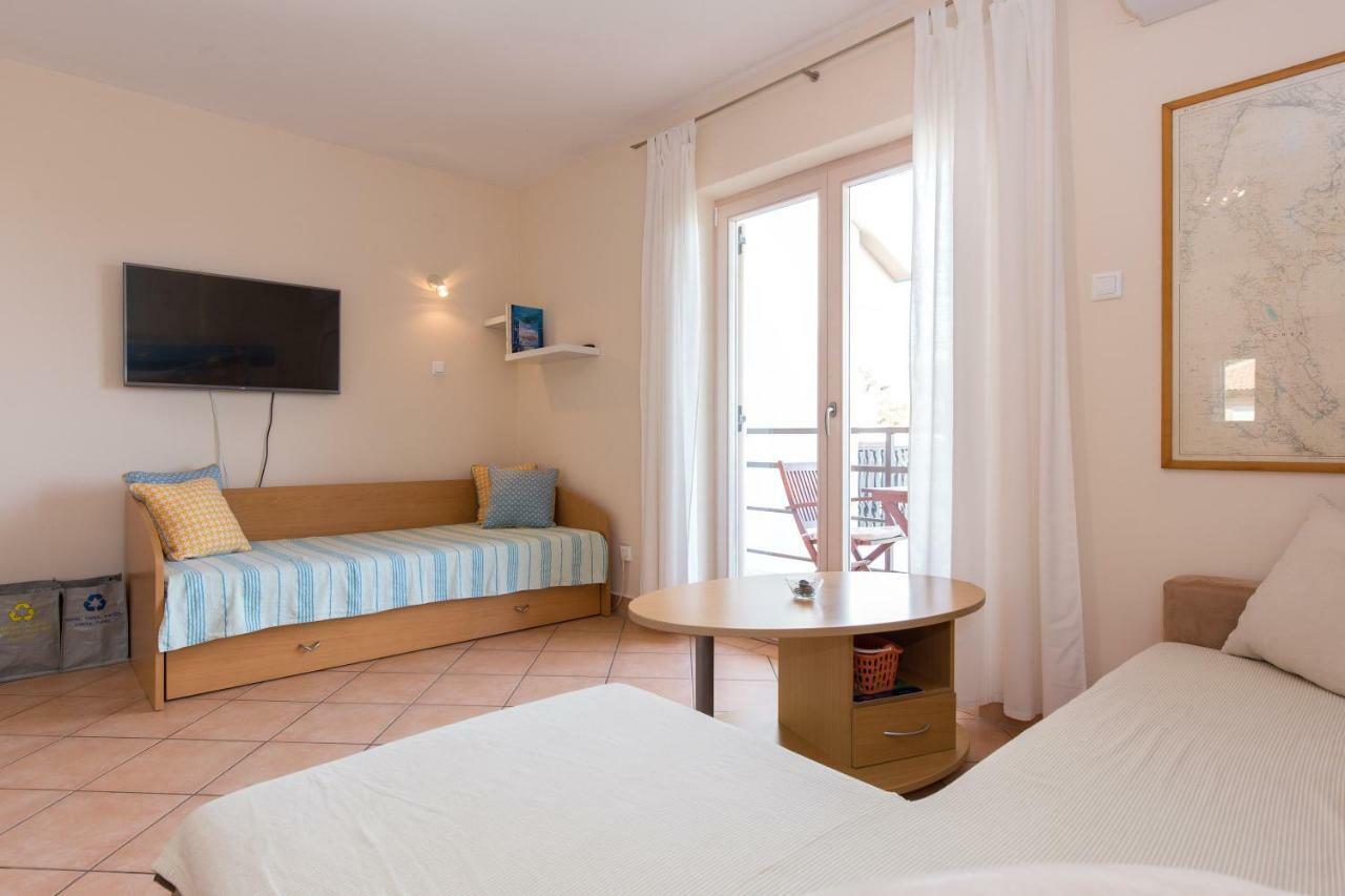 Apartments Marta Krk Town Exterior photo